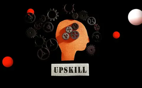 Ingranaggi dentro una testa stilizzata, circondati da altri ingranaggi e sfere rosse. Il concetto di upskilling significato è rappresentato dal movimento e dall'apprendimento continuo.