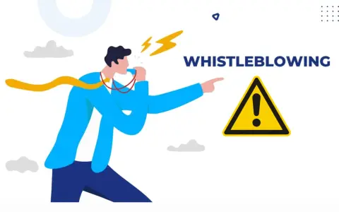 Uomo con fischietto e segnale di pericolo, che illustra il whistleblowing cos'è: denunciare illeciti.