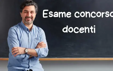 Uomo sorridente davanti a una lavagna con scritto "Esame concorso docenti". Preparazione per il concorso MIUR.