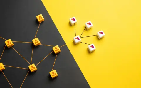 Dadi con icone di persone collegate da fili arancioni, che rappresentano l'outsourcing significato, su sfondo diviso nero e giallo.