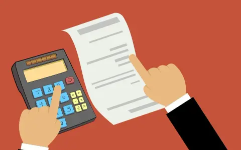 Mani che controllano una busta paga da dirigente industria con calcolatrice.