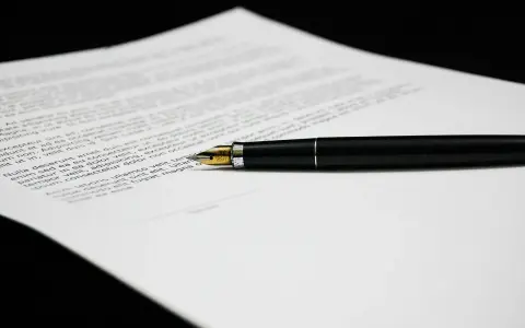 Penna stilografica su foglio con testo, pronto per redigere un modello lettera di richiamo per comportamento maleducato.