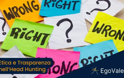 Post-it colorati con parole come "RIGHT", "WRONG" e punti interrogativi. Riflette l'etica professionale, il significato di fare la cosa giusta.