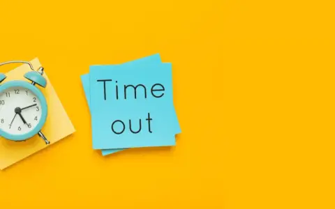 Sveglia e bigliettini blu con "Time out". Quante pause in 8 ore di lavoro?