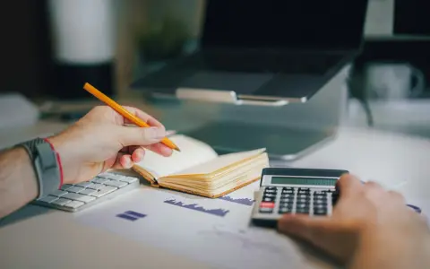 Un consulente finanziario cosa fa? Analizza grafici, usa la calcolatrice e prende appunti per pianificare strategie.