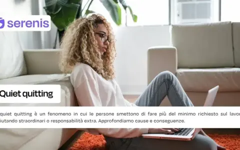 Ragazza con laptop, testo "Quiet quitting". Il fenomeno del quiet quitting: fare solo il minimo indispensabile al lavoro.