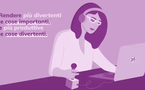 La gamification in azienda rende le sfide più divertenti e il lavoro più produttivo. Una donna con cuffie e occhiali lavora al laptop, con un microfono in mano.