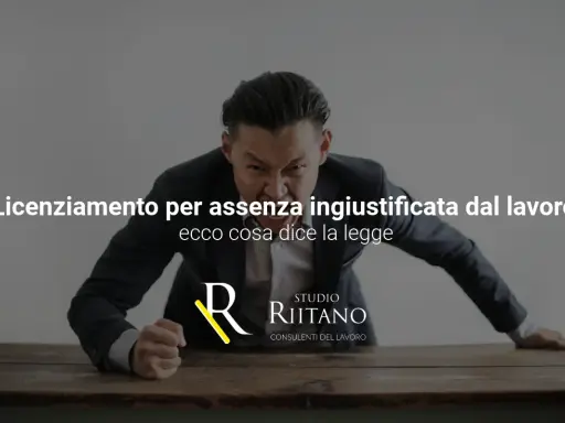 Uomo arrabbiato con pugno sul tavolo, testo "Licenziamento per assenza ingiustificata dal lavoro".