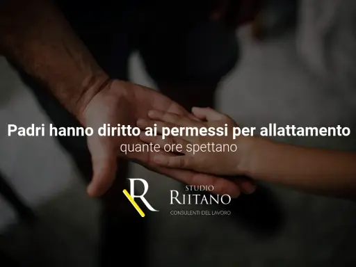 Padri hanno diritto ai permessi per allattamento. Mani di padre e figlio si stringono, un gesto di cura e supporto.