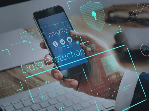 Schermata di uno smartphone con "Data Protection" e icone di sicurezza. Il concetto di obbligo timbratura dipendenti privati è legato alla protezione dei dati.