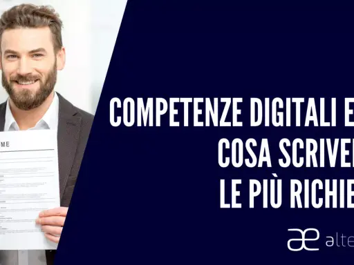 Uomo sorridente con un CV in mano, testo "Competenze digitali e CV: cosa scrivere e le più richieste".