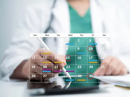 Medico che segna sul calendario, utile per un esempio calcolo periodo di comporto malattia.
