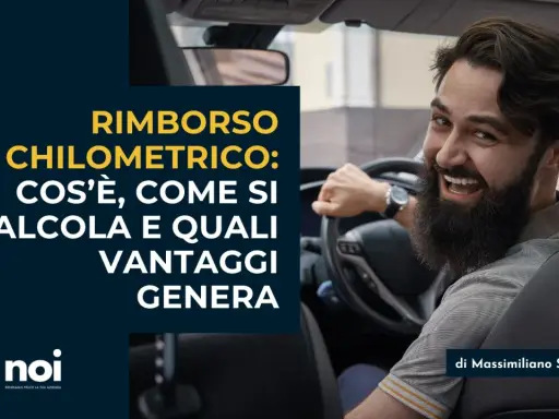 Uomo sorridente al volante, testo su rimborso chilometrico: cos'è, come si calcola e vantaggi.