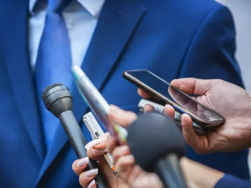 Giornalisti con microfoni e smartphone registrano un'intervista. Chissà quanto guadagna un giornalista oggi?