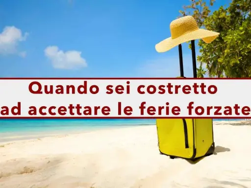 Valigia gialla e cappello di paglia su una spiaggia tropicale. Il testo recita: "Quando sei costretto ad accettare le ferie forzate", indicando che il datore di lavoro può imporre i permessi retribuiti.