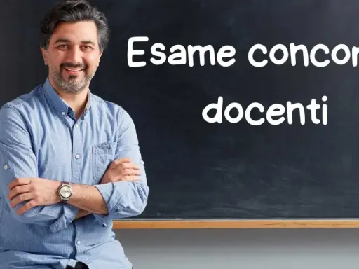 Uomo sorridente davanti a una lavagna con scritto "Esame concorso docenti". Preparazione per il concorso MIUR.