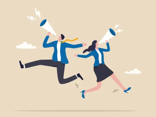 Uomini e donne corrono con megafoni, annunciando come scrivere un annuncio di lavoro efficace.