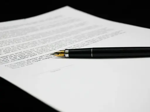 Penna stilografica su foglio con testo, pronto per redigere un modello lettera di richiamo per comportamento maleducato.