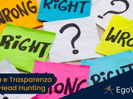 Post-it colorati con parole come "RIGHT", "WRONG" e punti interrogativi. Riflette l'etica professionale, il significato di fare la cosa giusta.