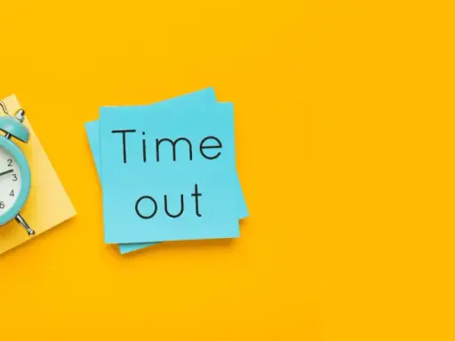 Sveglia e bigliettini blu con "Time out". Quante pause in 8 ore di lavoro?