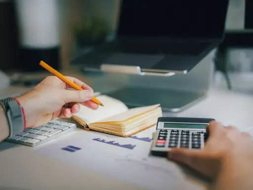 Un consulente finanziario cosa fa? Analizza grafici, usa la calcolatrice e prende appunti per pianificare strategie.
