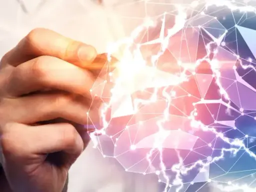 Mano che disegna un cervello stilizzato, connettendo punti e linee. Un'immagine che evoca la complessità della mente e la domanda: quanto guadagna uno psicologo?