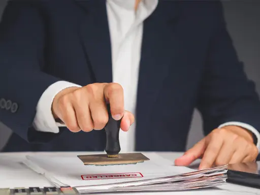 Timbro rosso "CANCELLED" su documenti. I permessi studio possono essere negati, come dimostra questo timbro.