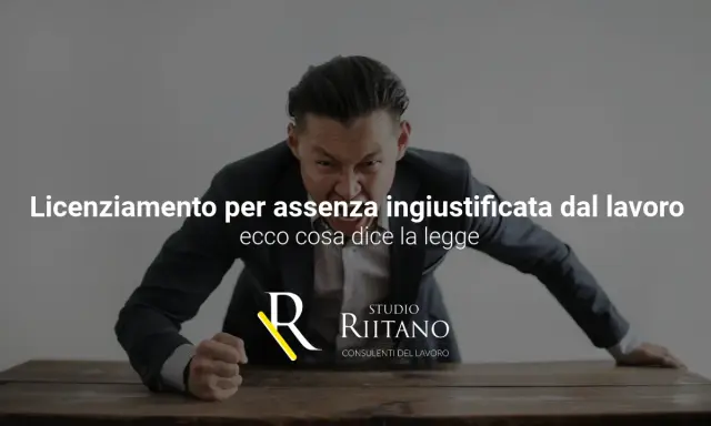 Uomo arrabbiato con pugno sul tavolo, testo "Licenziamento per assenza ingiustificata dal lavoro".