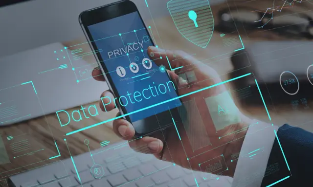 Schermata di uno smartphone con "Data Protection" e icone di sicurezza. Il concetto di obbligo timbratura dipendenti privati è legato alla protezione dei dati.