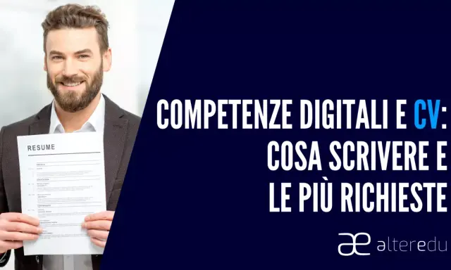 Uomo sorridente con un CV in mano, testo "Competenze digitali e CV: cosa scrivere e le più richieste".