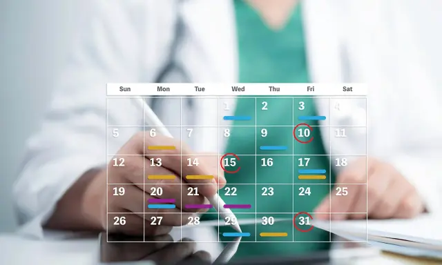 Medico che segna sul calendario, utile per un esempio calcolo periodo di comporto malattia.