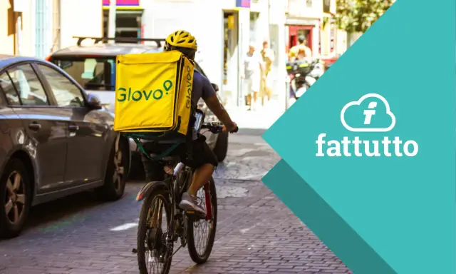 Corriere in bici con zaino giallo Glovo, pronto a consegnare. Scopri come lavorare con Glovo e unisciti alla squadra!