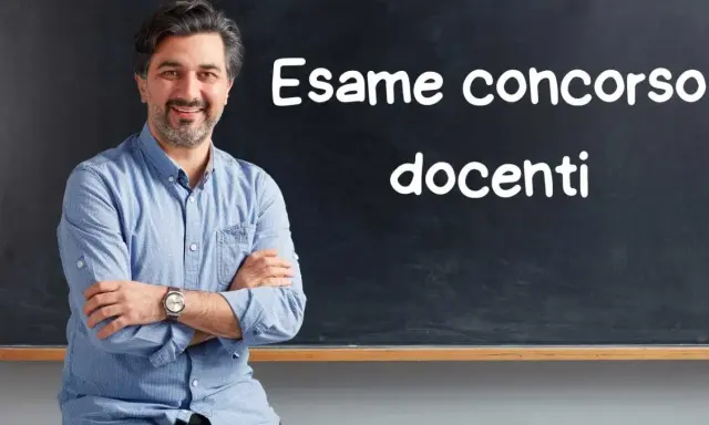 Uomo sorridente davanti a una lavagna con scritto "Esame concorso docenti". Preparazione per il concorso MIUR.