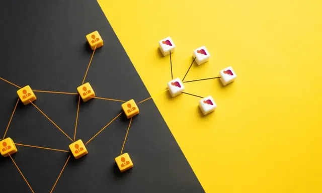 Dadi con icone di persone collegate da fili arancioni, che rappresentano l'outsourcing significato, su sfondo diviso nero e giallo.