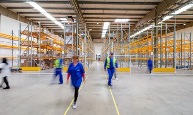 Un magazziniere cosa fa? Si muove tra gli scaffali di un grande magazzino, gestendo merci e logistica.