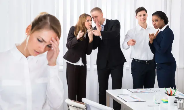 Donna stressata, colleghi che spettegolano e indicano. Come dimostrare il mobbing sul lavoro.