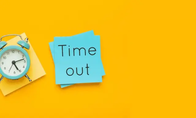 Sveglia e bigliettini blu con "Time out". Quante pause in 8 ore di lavoro?