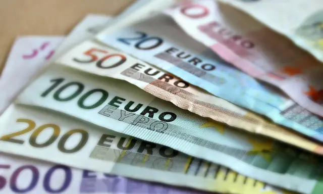 Banconote in euro di vario taglio, da 10 a 500 euro. Chissà quanto guadagna uno speaker radiofonico con questi soldi!
