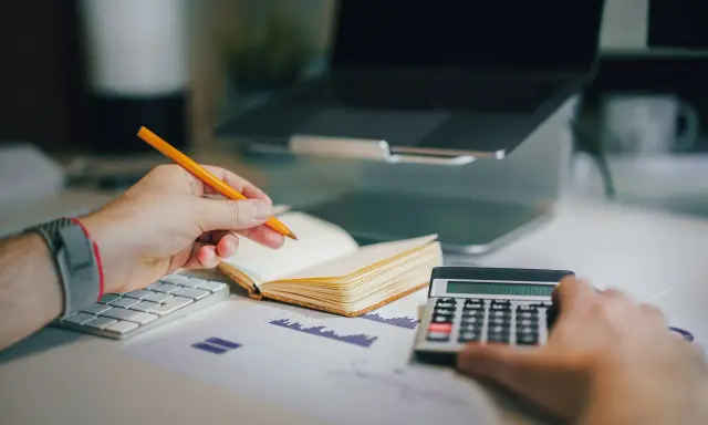 Un consulente finanziario cosa fa? Analizza grafici, usa la calcolatrice e prende appunti per pianificare strategie.