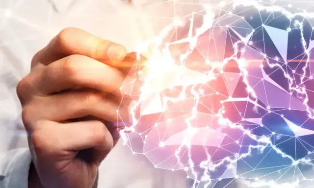 Mano che disegna un cervello stilizzato, connettendo punti e linee. Un'immagine che evoca la complessità della mente e la domanda: quanto guadagna uno psicologo?