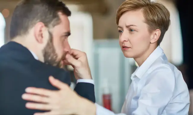 Donna consola uomo in lutto per il suocero. Richiesta permessi lutto suocero.