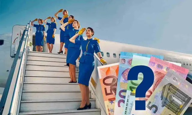 Hostess di terra in divisa blu salgono le scale di un aereo, con banconote in euro e un punto interrogativo che suggeriscono dubbi sullo stipendio.
