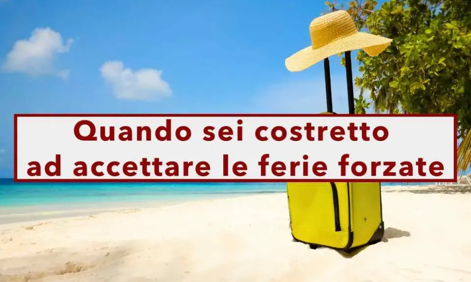 Valigia gialla e cappello di paglia su una spiaggia tropicale. Il testo recita: "Quando sei costretto ad accettare le ferie forzate", indicando che il datore di lavoro può imporre i permessi retribuiti.