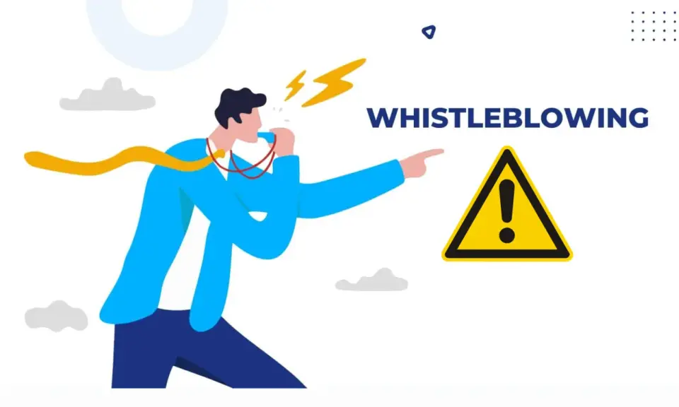 Uomo con fischietto e segnale di pericolo, che illustra il whistleblowing cos'è: denunciare illeciti.
