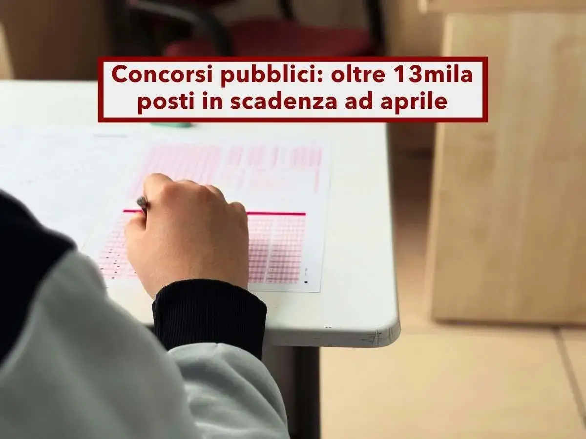 Mano che compila un foglio per concorsi non scaduti, con oltre 13mila posti disponibili ad aprile.