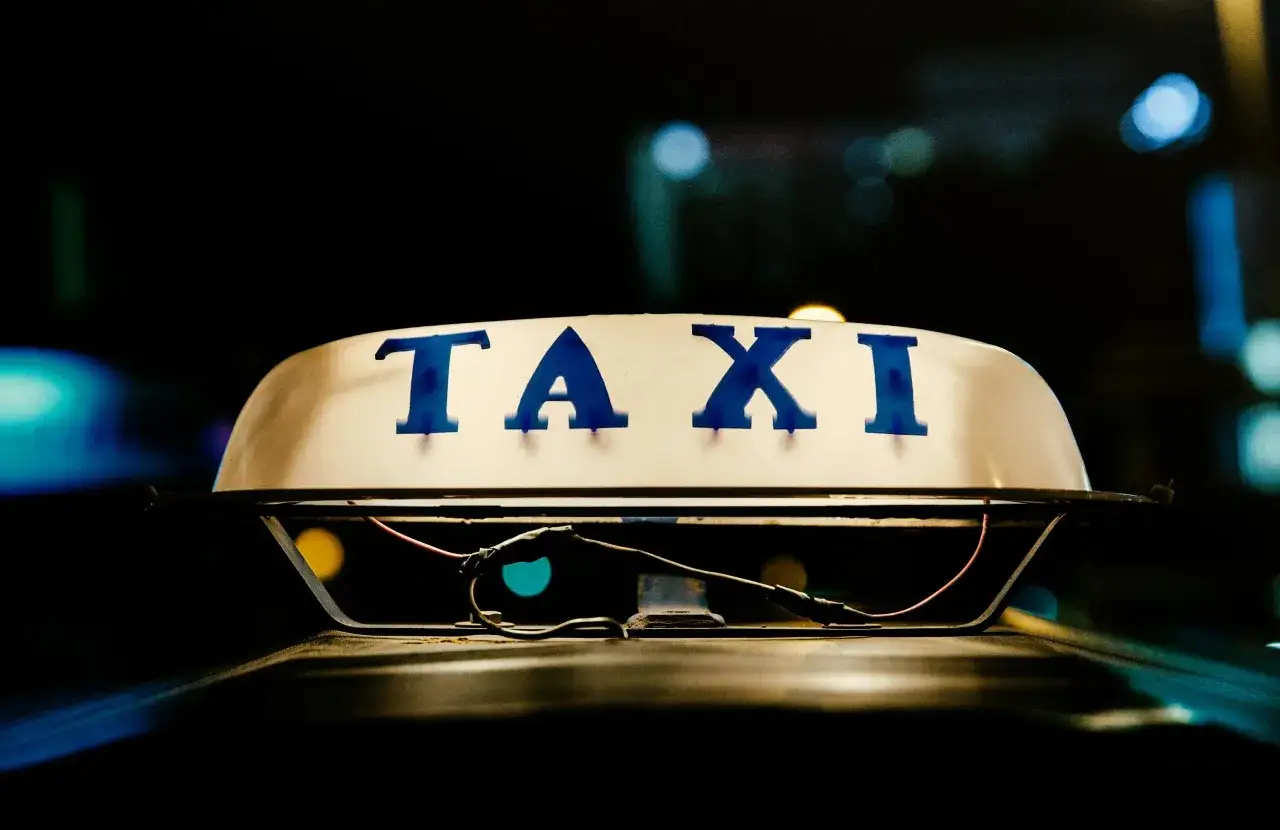 Tetto di un taxi con lettere blu 