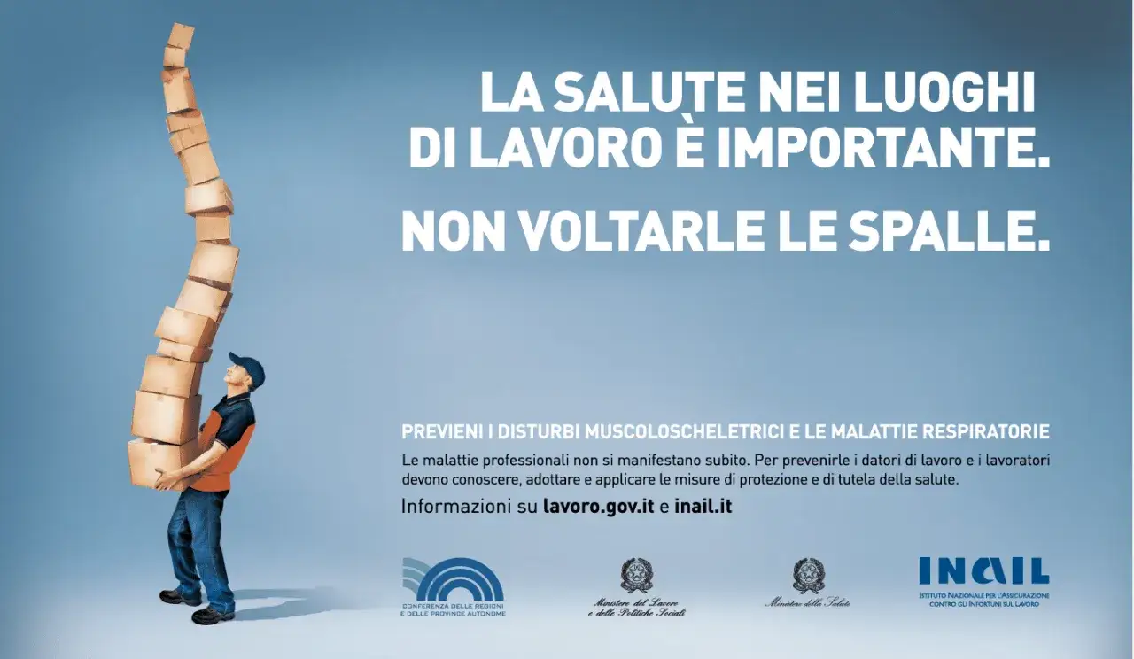 Un lavoratore lotta con una pila di scatoloni instabile. La malattia professionale cosa rischia l'azienda? La salute sul lavoro &egrave; importante, non ignorarla.