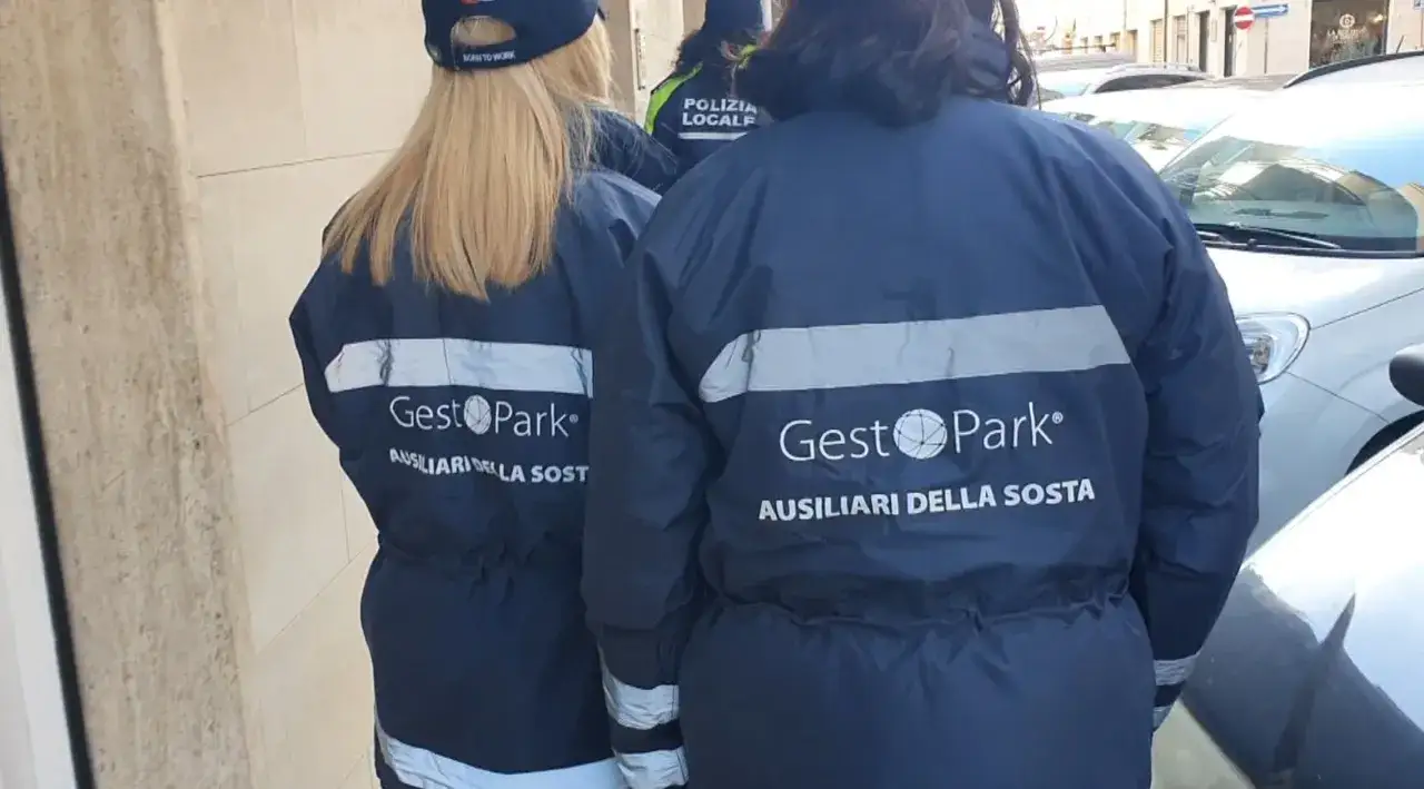 Due ausiliari del traffico, con giubbotti blu 