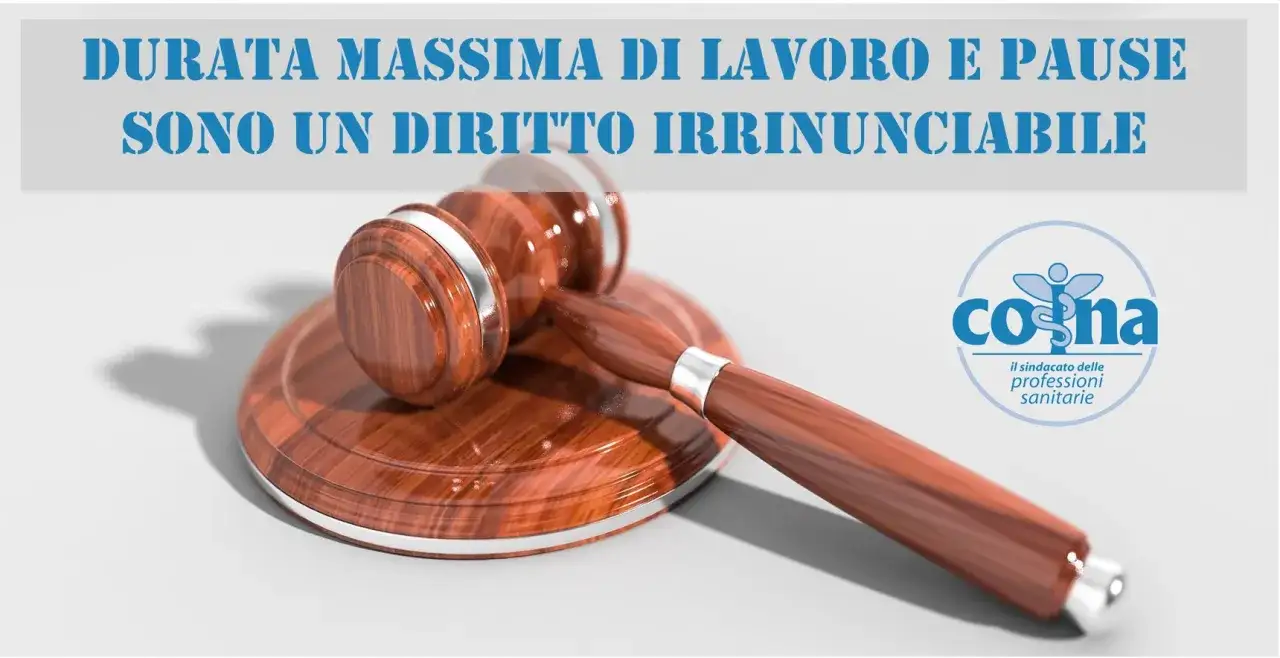 Martelletto da giudice su sfondo bianco, con testo 