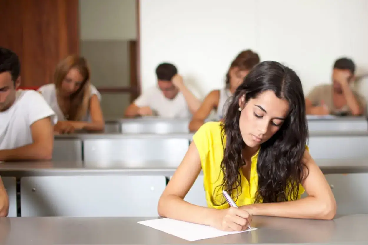 Studenti concentrati durante un esame, forse per concorsi psicologi non scaduti.